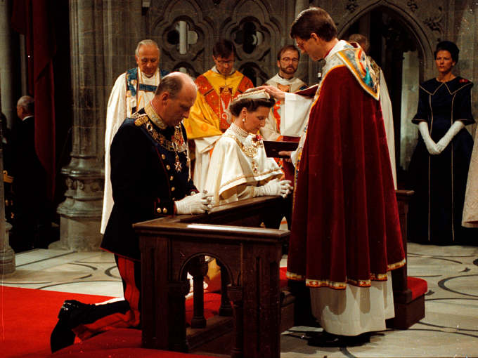 Kongeparet ble signet av biskop Finn Wagle i Nidarosdomen.  Foto: Bjørn Sigurdsøn, Scanpix